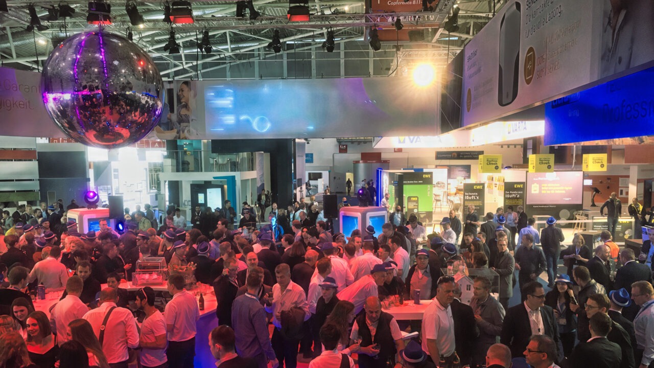 AgentSix_IMG_3065_Giga_AI_Redefine_v001 Messe & Event: 2